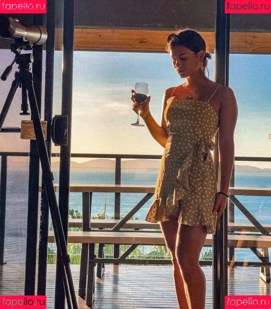 Justine Reine Marie / justinereineee / justinereinemarie Onlyfans Photo Gallery 