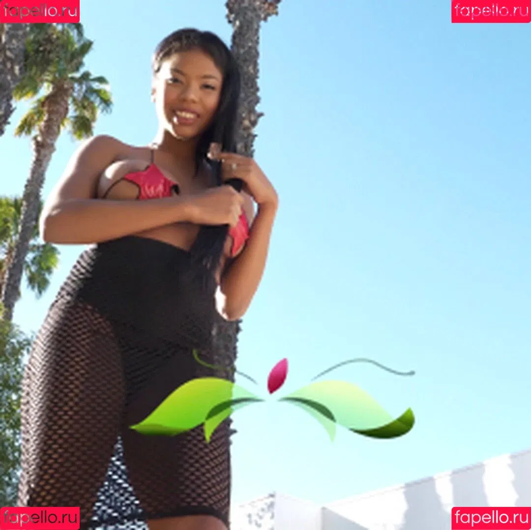 Nia Nacci / NiaNaccixxx / naughtynianacci Onlyfans Photo Gallery 