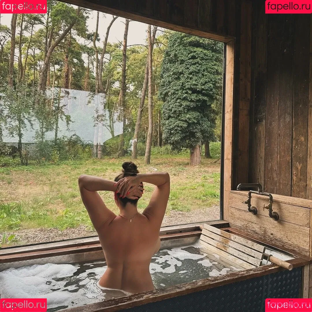 IAMKELLYBROOK / Kelly Brook / iamkb Onlyfans Photo Gallery 