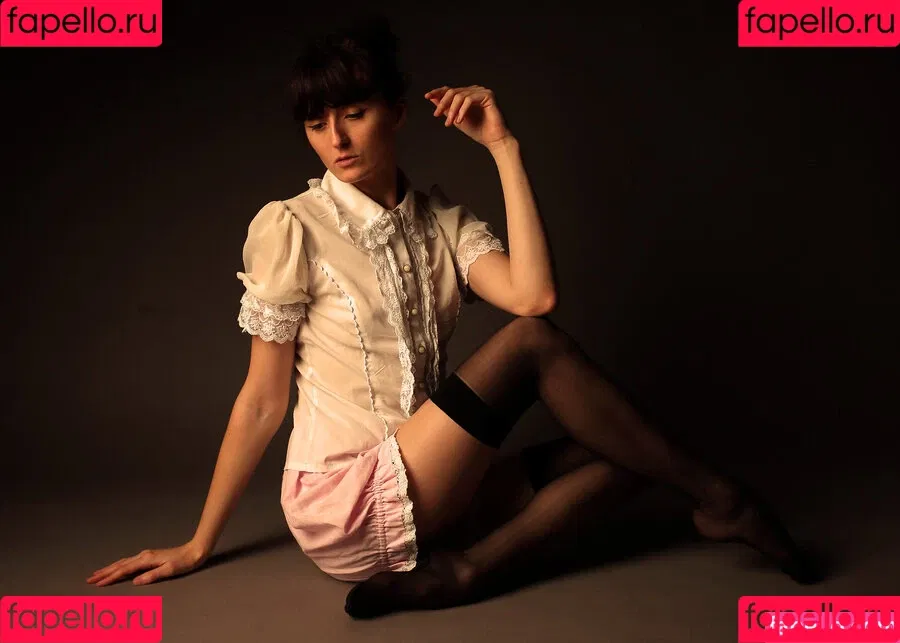 Clara Sinclair / Mangomodel666 / clarasinclairart Onlyfans Photo Gallery 