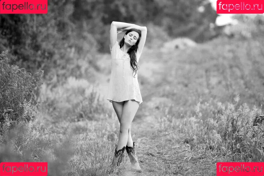 Clara Sinclair / Mangomodel666 / clarasinclairart Onlyfans Photo Gallery 