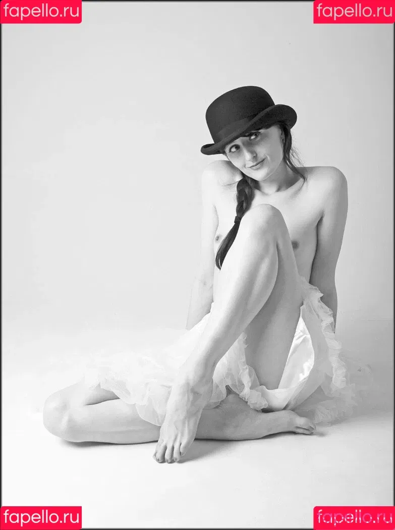 Clara Sinclair / Mangomodel666 / clarasinclairart Onlyfans Photo Gallery 