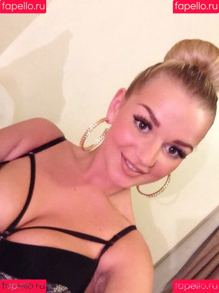 Erica / Holly Eriksson / Victoria A / hollyerikssonphotography Onlyfans Photo Gallery 