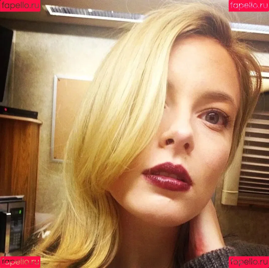 Gillian Jacobs / gillianjacobsofficial Onlyfans Photo Gallery 