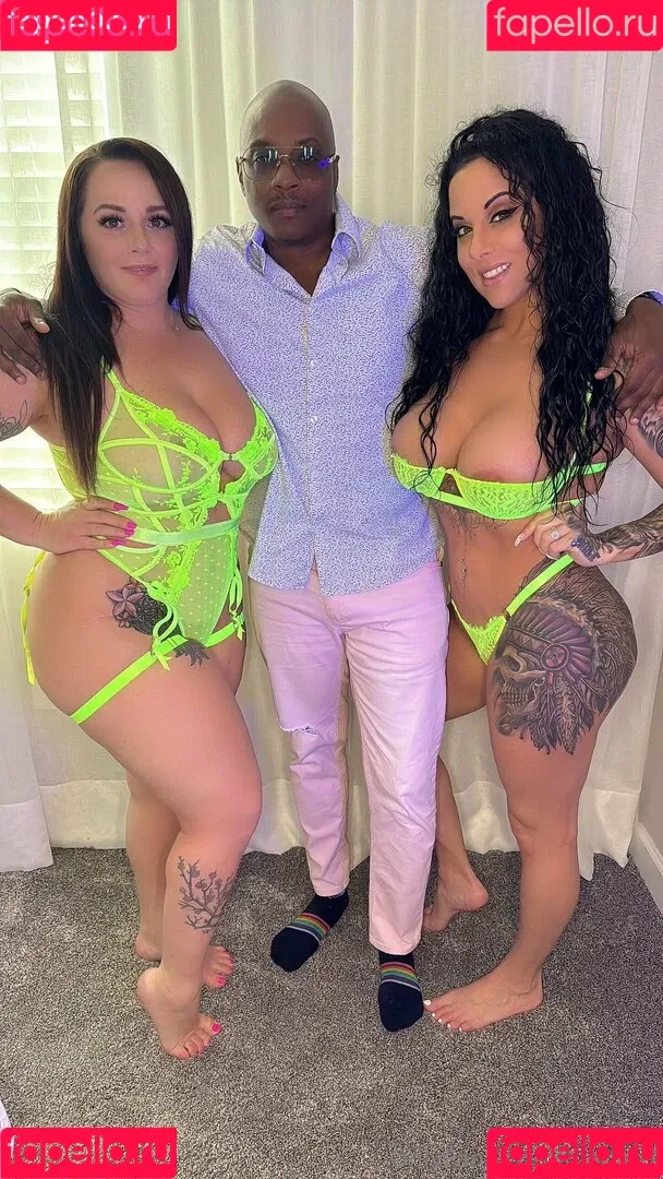 FineWineGal1 / gionlexi / littlebecky12122 Onlyfans Photo Gallery 