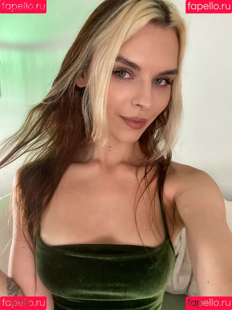 Vika Mednis / xmednisx Onlyfans Photo Gallery 