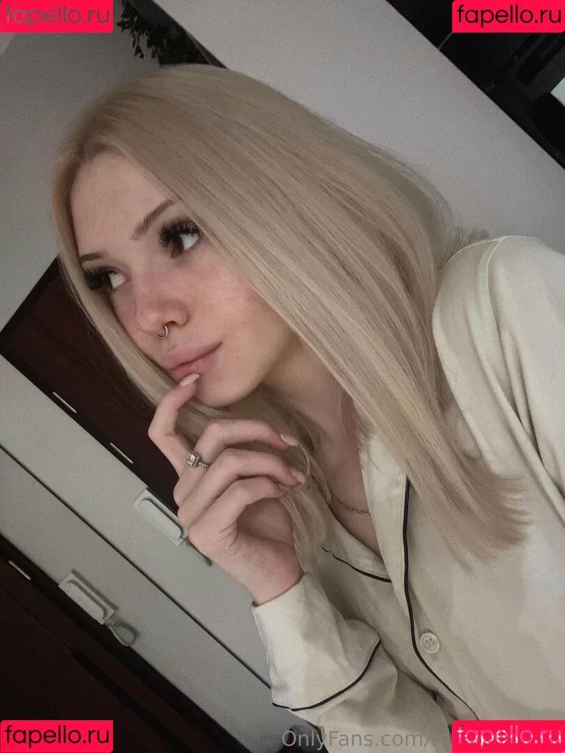 Mia_bluebird / clarathestudent / miabluebird Onlyfans Photo Gallery 