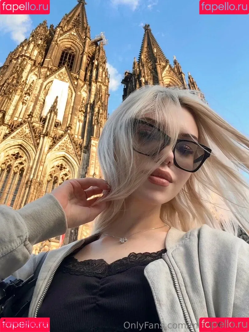 Mia_bluebird / clarathestudent / miabluebird Onlyfans Photo Gallery 