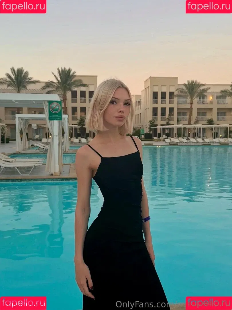 Mia_bluebird / clarathestudent / miabluebird Onlyfans Photo Gallery 