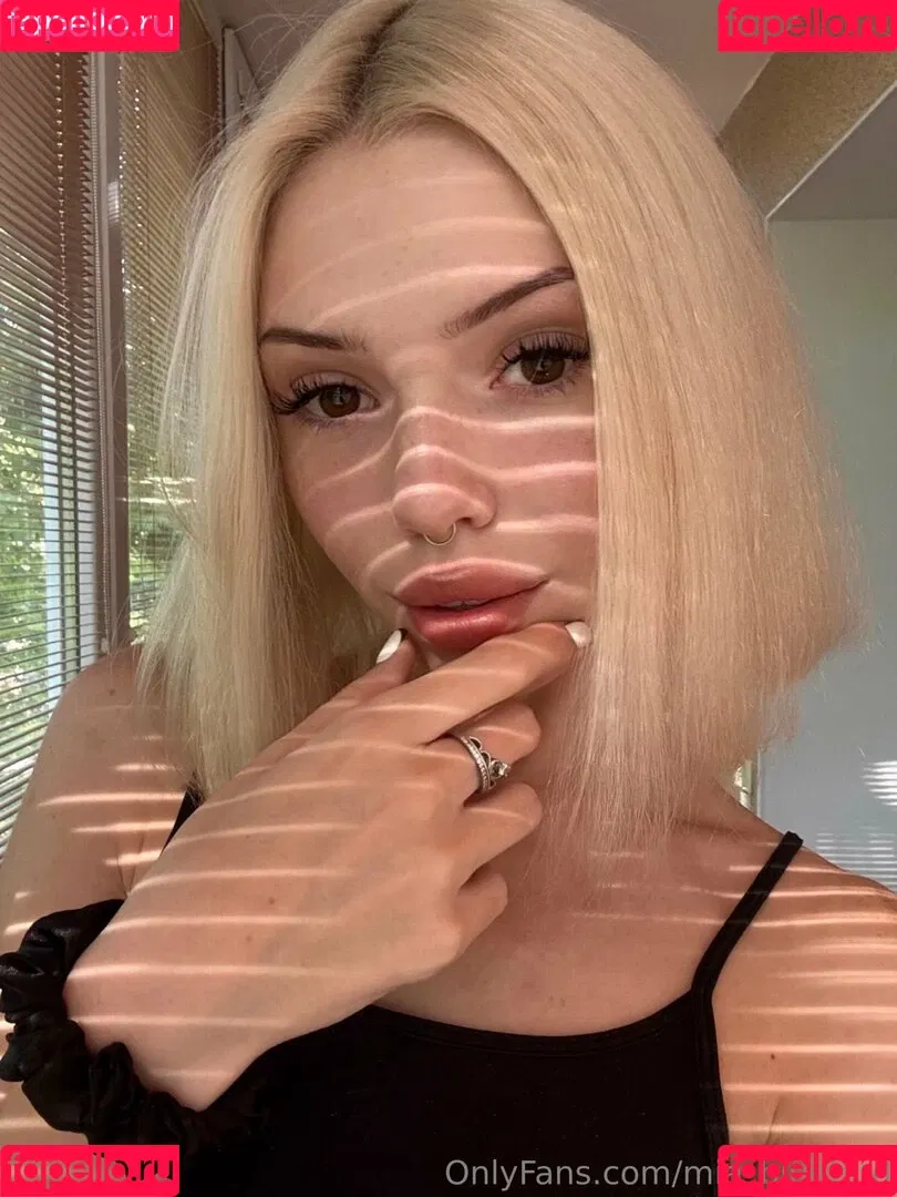 Mia_bluebird / clarathestudent / miabluebird Onlyfans Photo Gallery 