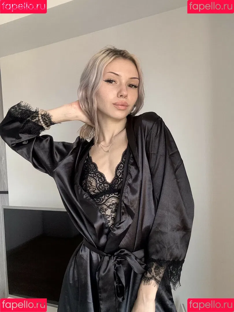 Mia_bluebird / clarathestudent / miabluebird Onlyfans Photo Gallery 