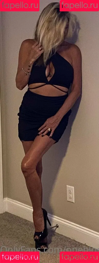 oneblondewife / onepureblondie Onlyfans Photo Gallery 