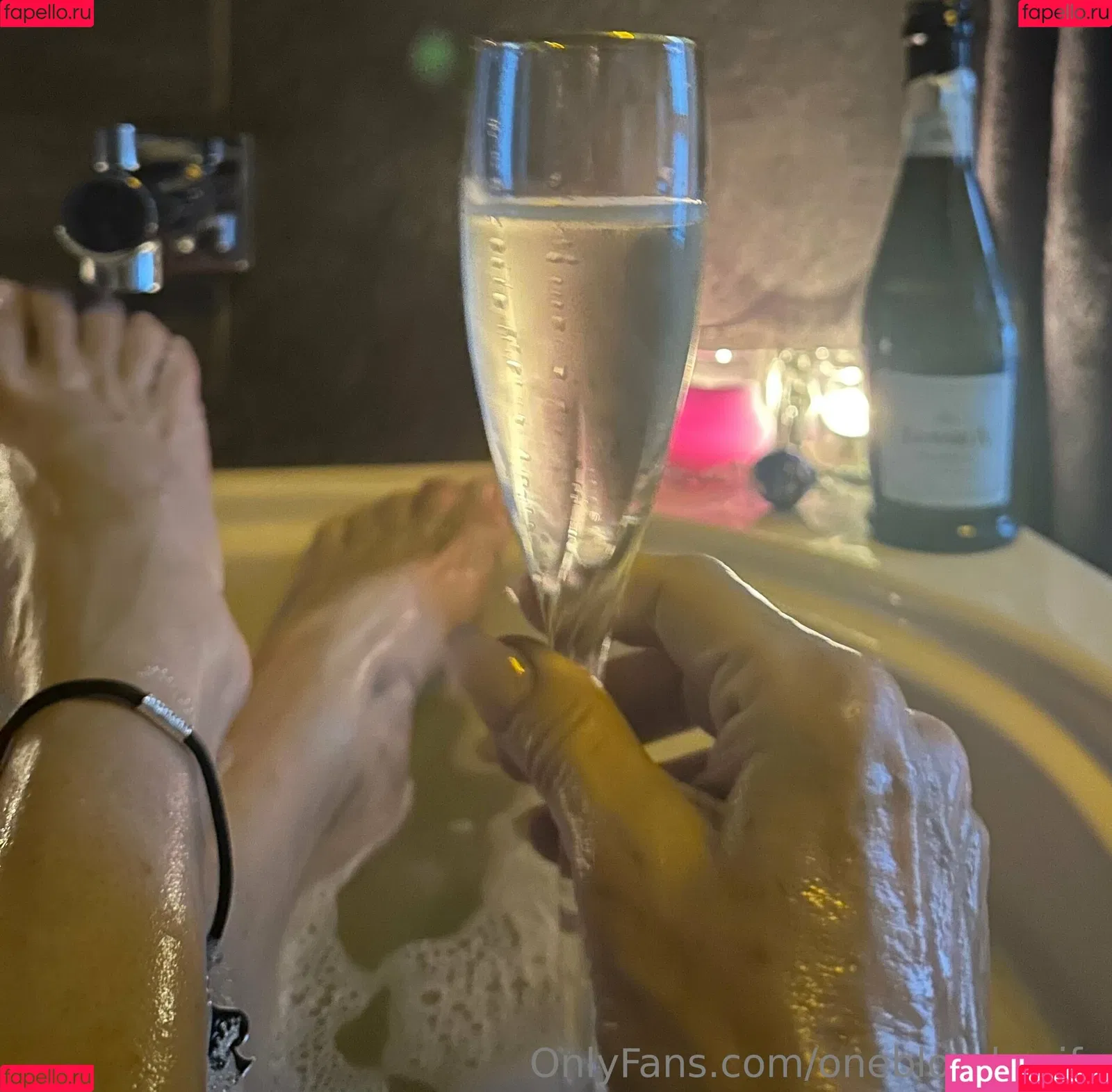 oneblondewife / onepureblondie Onlyfans Photo Gallery 