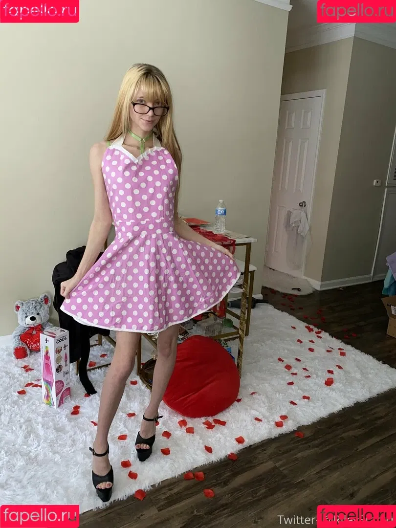 rileystarxxx / ryleiraxx Onlyfans Photo Gallery 