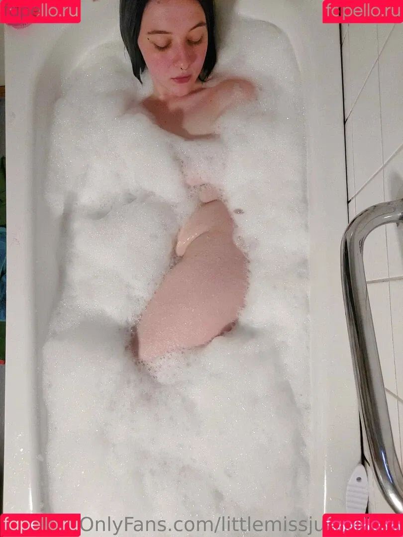 littlemissjujubean / littlemissjujubeans Onlyfans Photo Gallery 