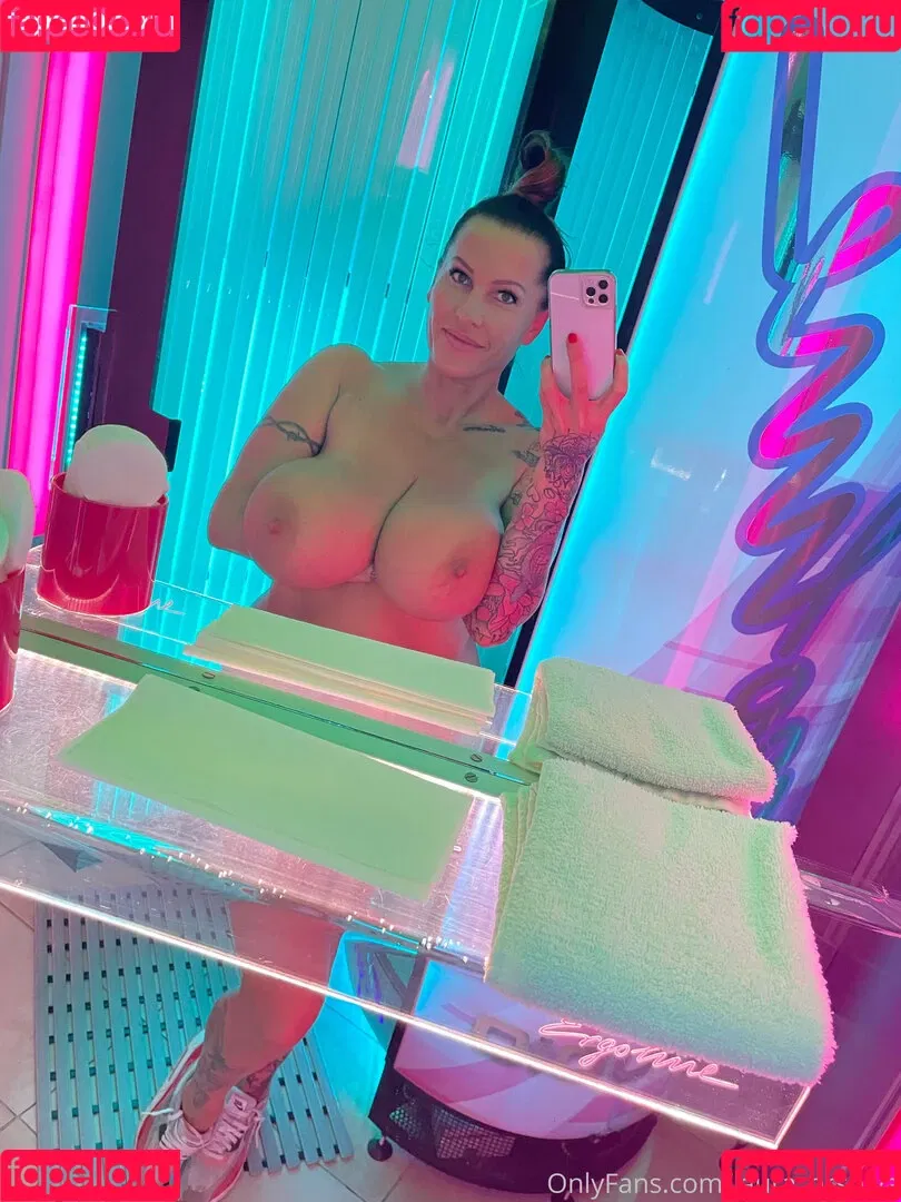 Laura Orsolya / orsolya.laura Onlyfans Photo Gallery 