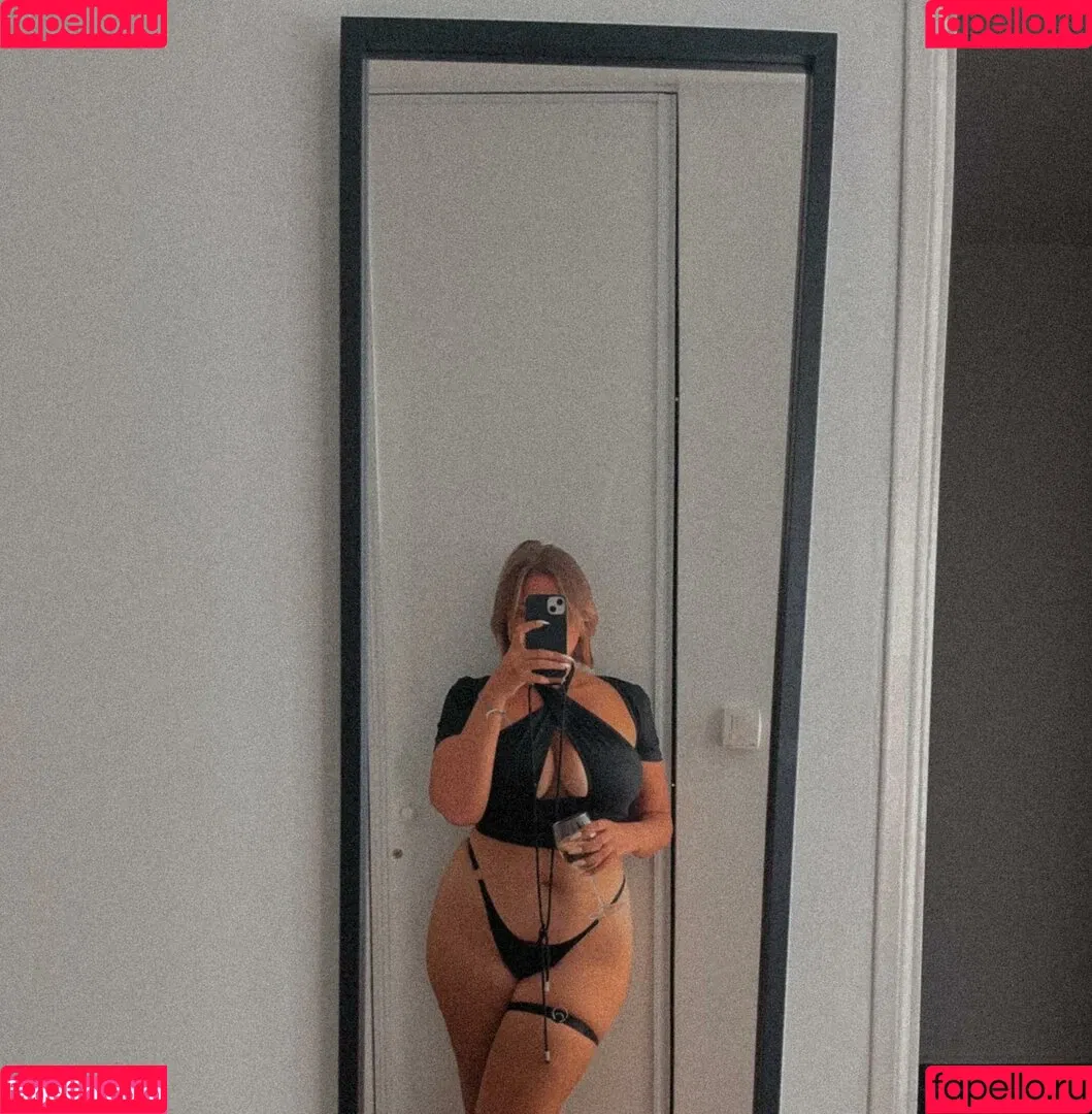 Natalina Zhdanova / babechills / barbiechills / moonshinespace Onlyfans Photo Gallery 