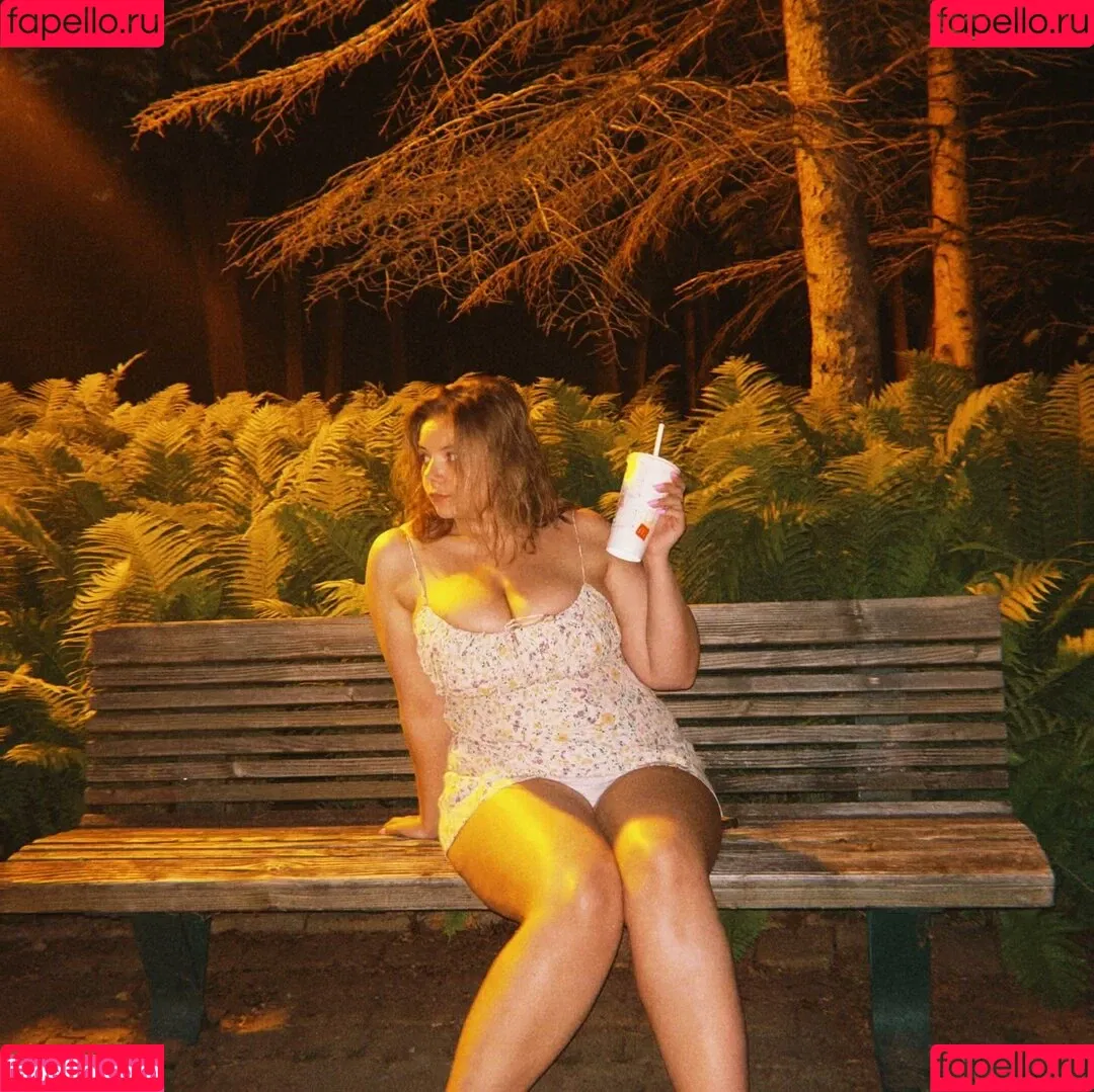 Natalina Zhdanova / babechills / barbiechills / moonshinespace Onlyfans Photo Gallery 