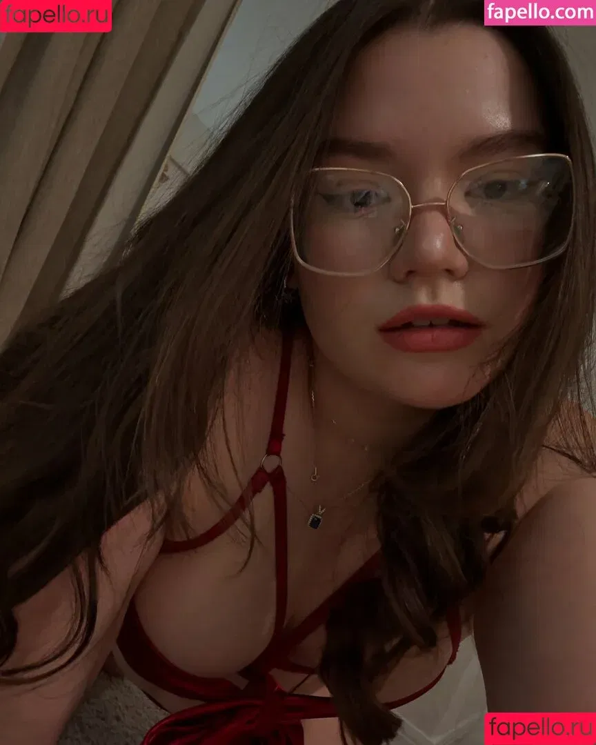 hi, help me with this girl / hi, help me with this girl? Silvana Rincón @silvblossom Onlyfans Photo Gallery 