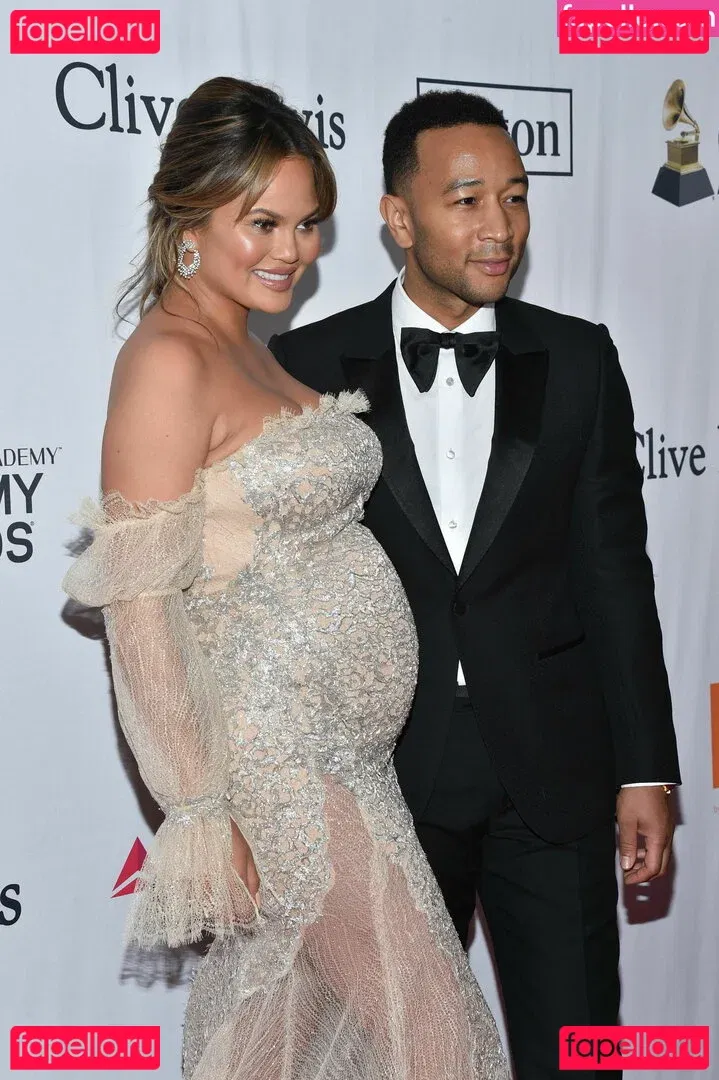 Chrissy Teigen Onlyfans Photo Gallery 