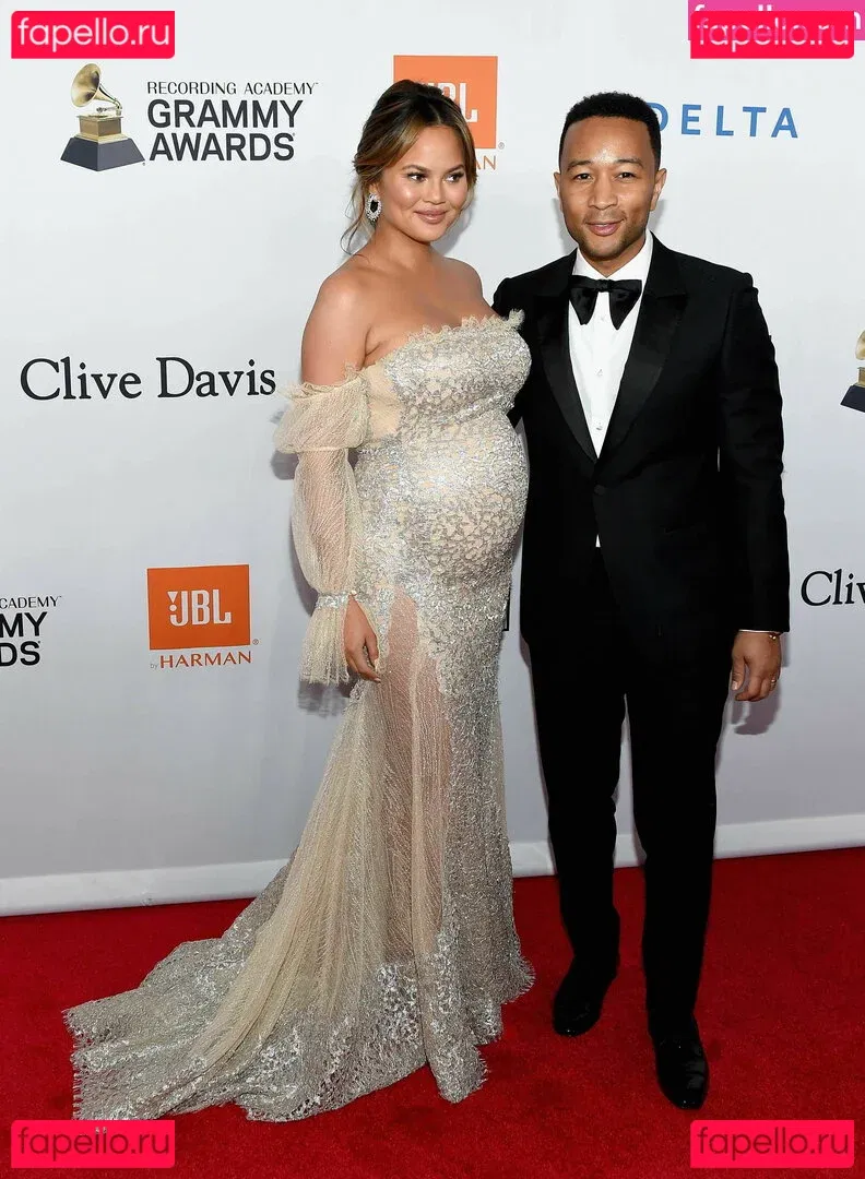 Chrissy Teigen Onlyfans Photo Gallery 