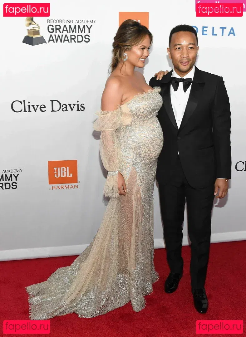 Chrissy Teigen Onlyfans Photo Gallery 