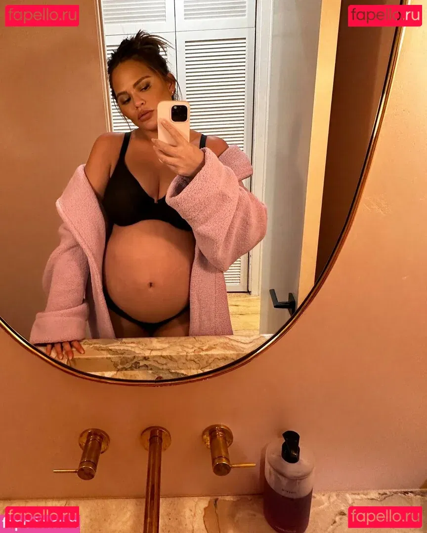 Chrissy Teigen Onlyfans Photo Gallery 