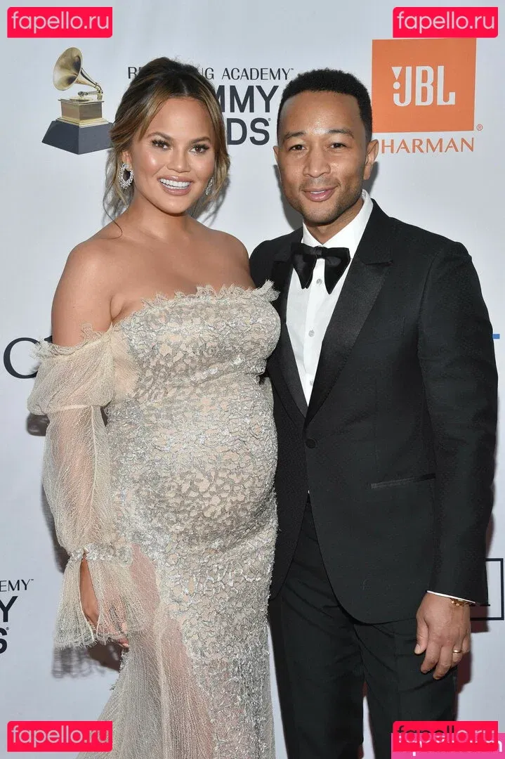 Chrissy Teigen Onlyfans Photo Gallery 