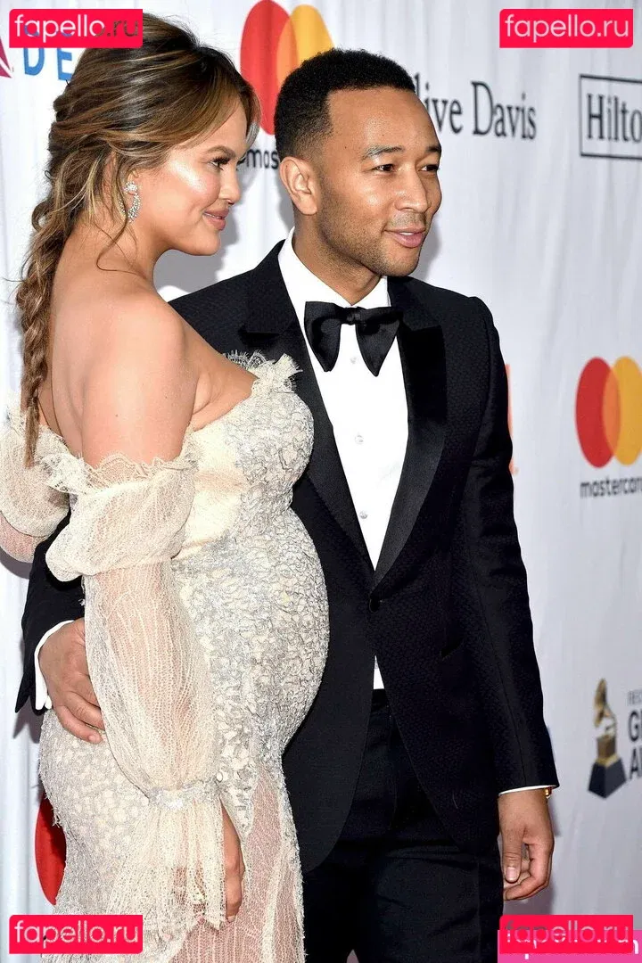 Chrissy Teigen Onlyfans Photo Gallery 