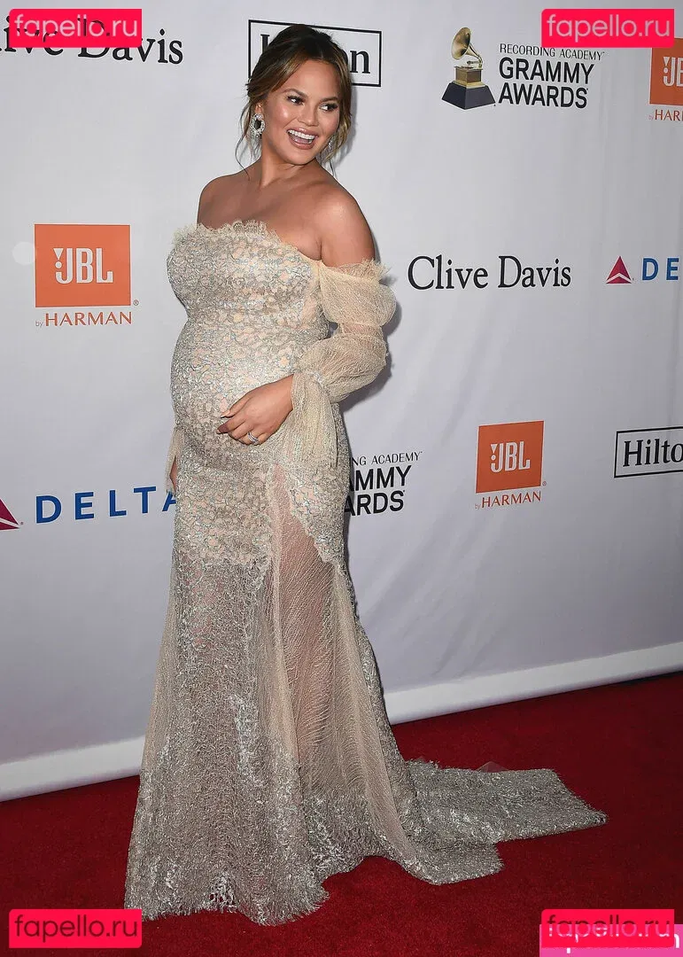 Chrissy Teigen Onlyfans Photo Gallery 