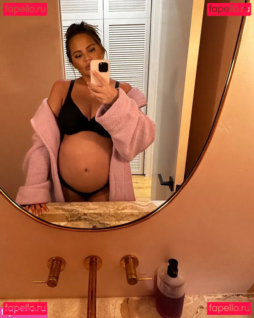 Chrissy Teigen Onlyfans Photo Gallery 