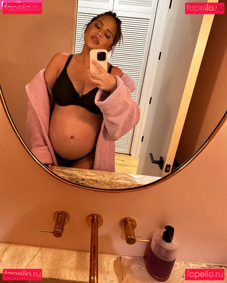 Chrissy Teigen Onlyfans Photo Gallery 