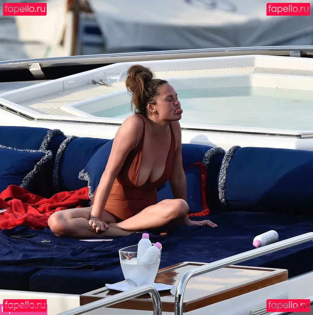 Chrissy Teigen Onlyfans Photo Gallery 