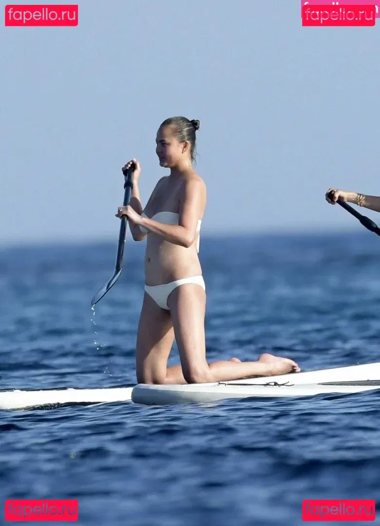 Chrissy Teigen Onlyfans Photo Gallery 