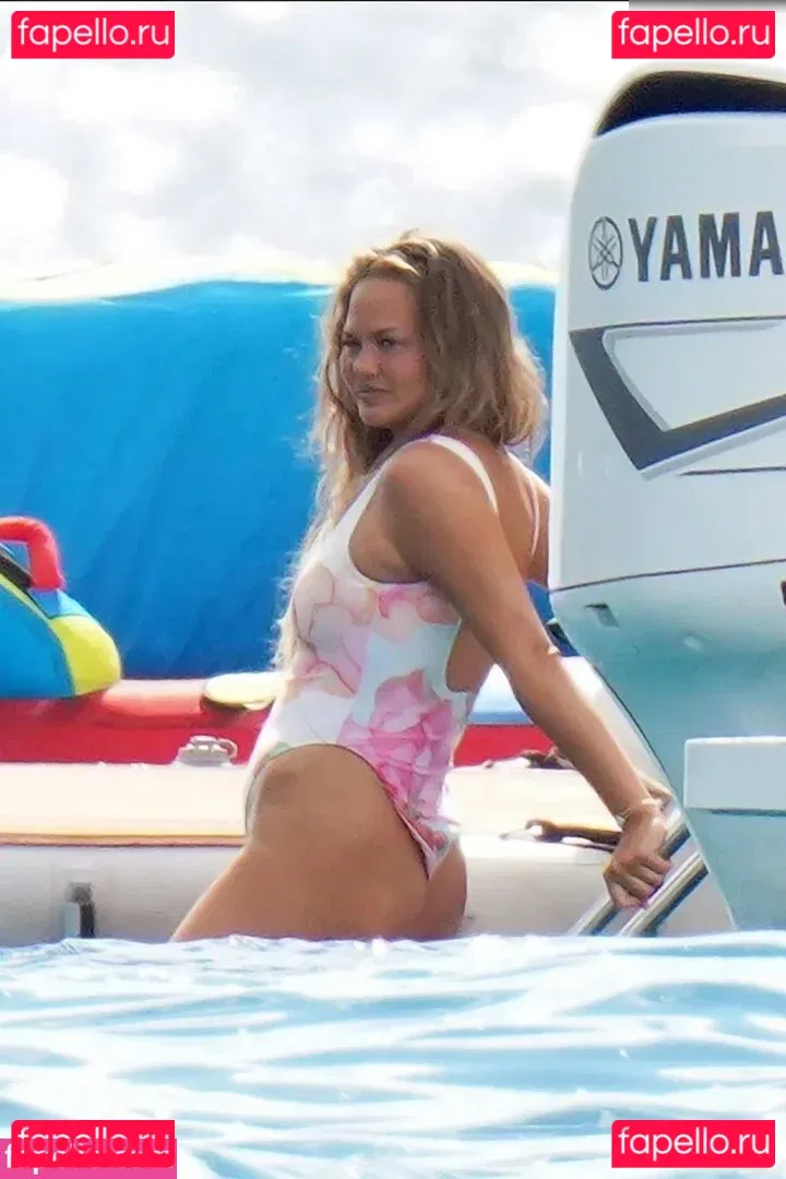 Chrissy Teigen Onlyfans Photo Gallery 