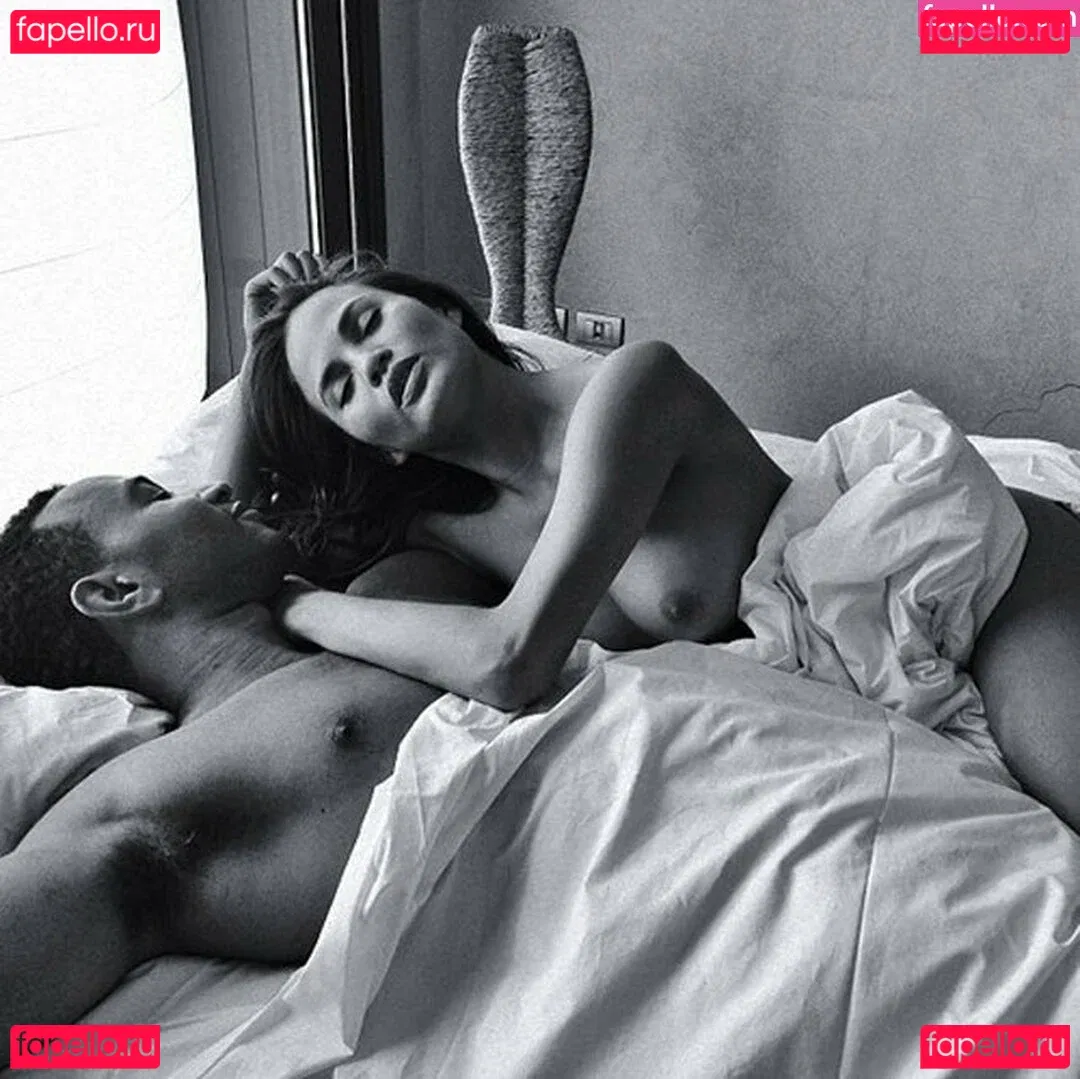 Chrissy Teigen Onlyfans Photo Gallery 