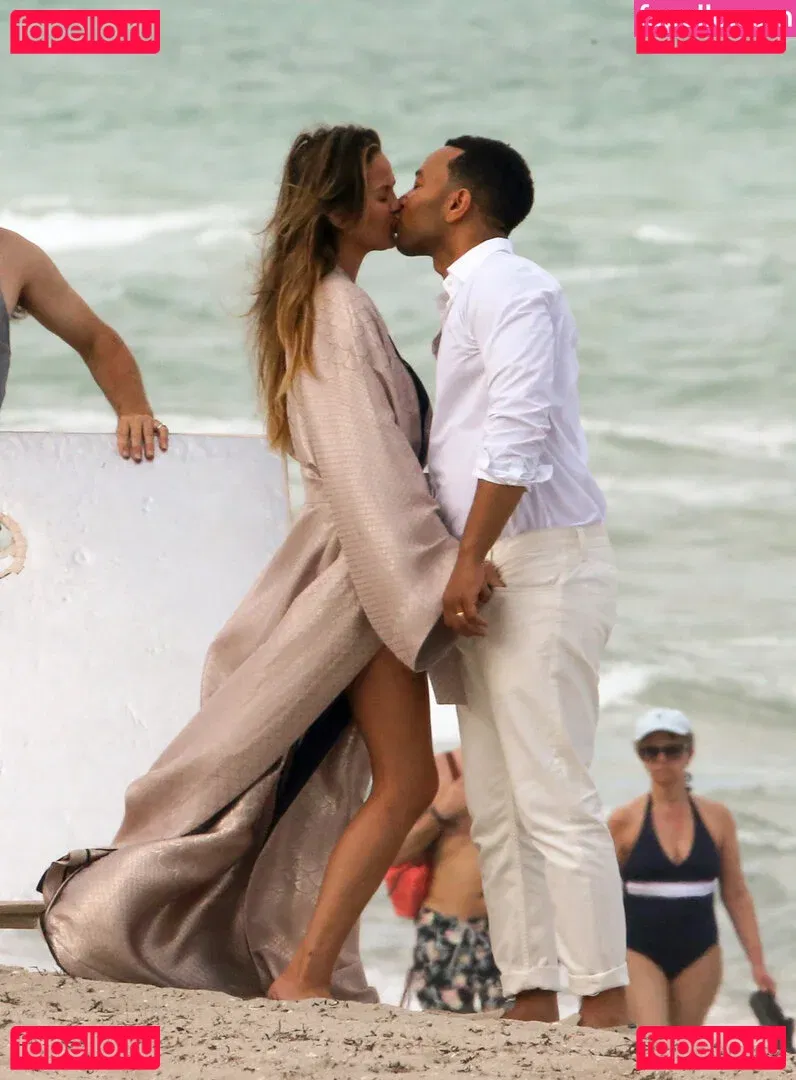 Chrissy Teigen Onlyfans Photo Gallery 