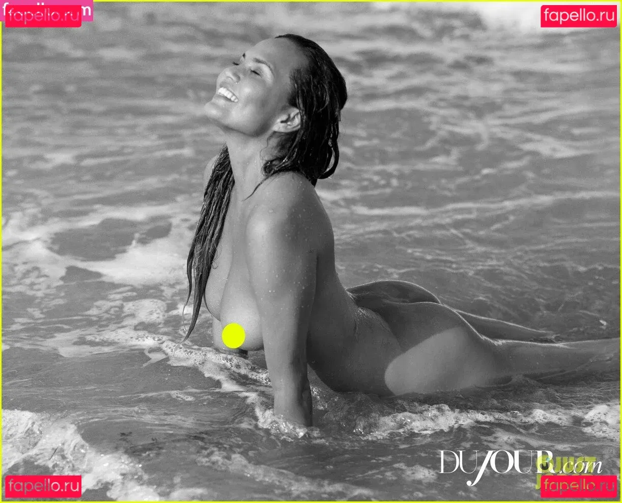 Chrissy Teigen Onlyfans Photo Gallery 