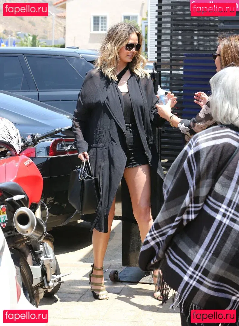 Chrissy Teigen Onlyfans Photo Gallery 