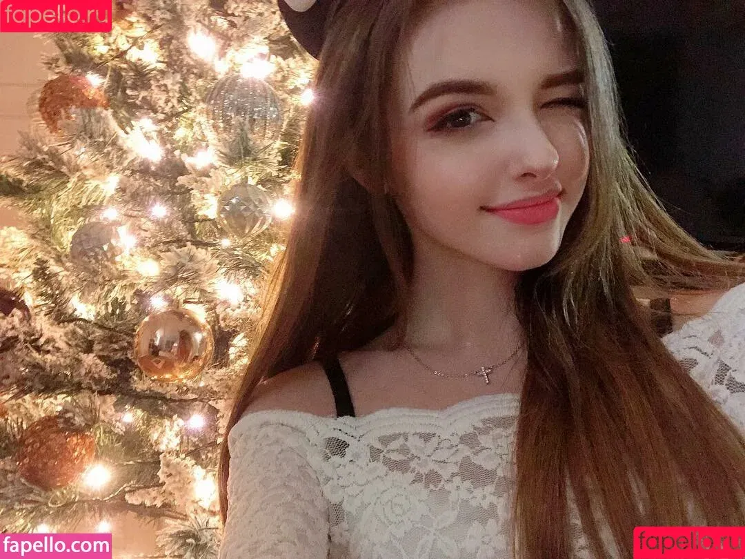 Elina Karimova / elina_4_22 Onlyfans Photo Gallery 