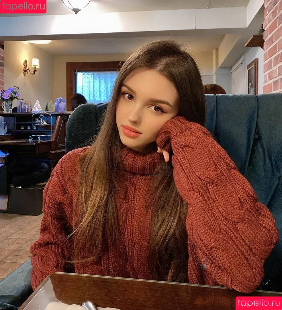 Elina Karimova / elina_4_22 Onlyfans Photo Gallery 