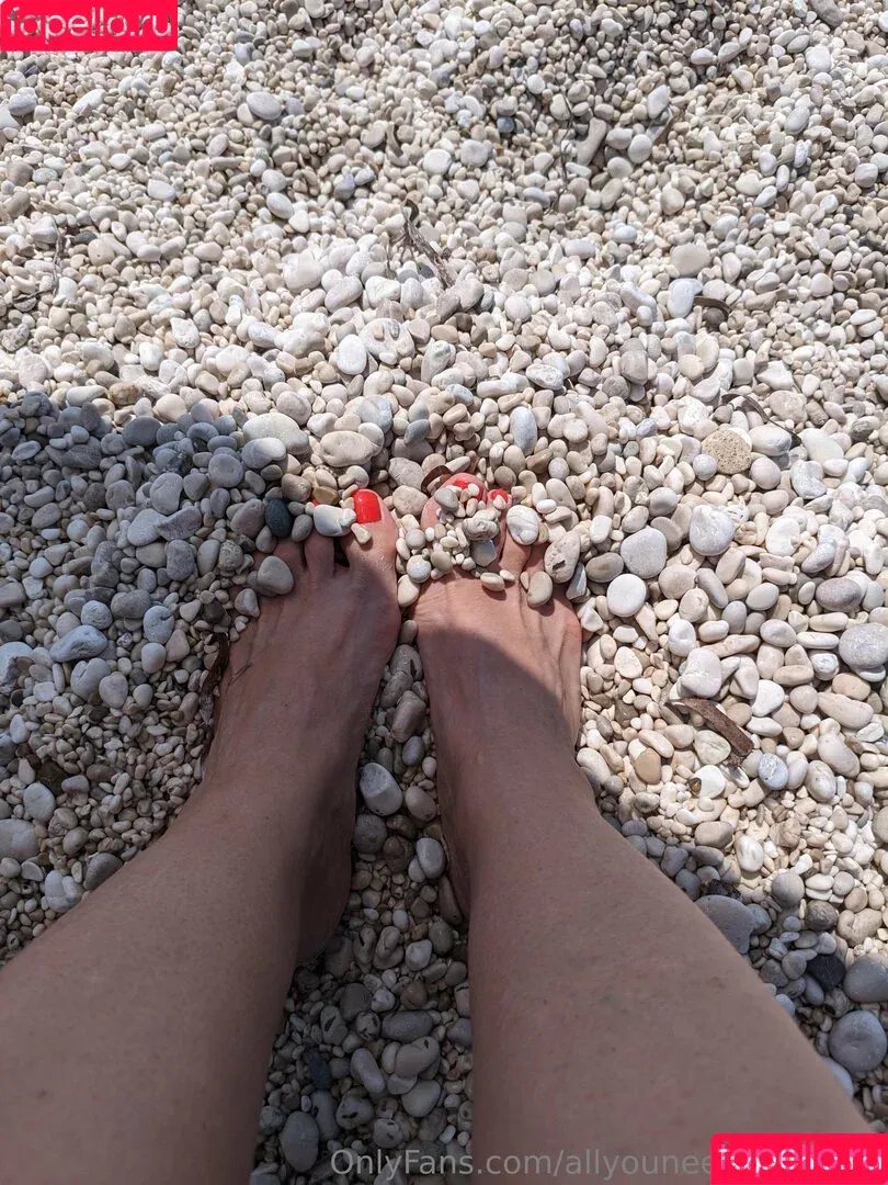 allyouneedismytoes / allyouneedissmood Onlyfans Photo Gallery 