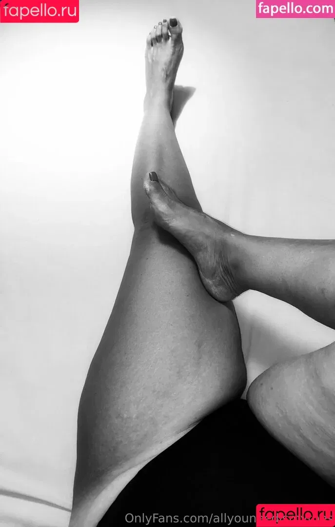 allyouneedismytoes / allyouneedissmood Onlyfans Photo Gallery 