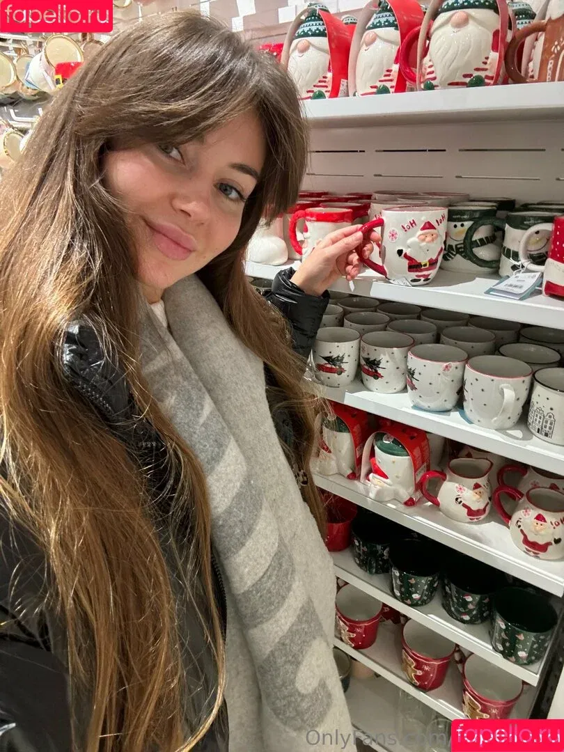 YOUR TASHA / tashaghouri / your.tasha Onlyfans Photo Gallery 