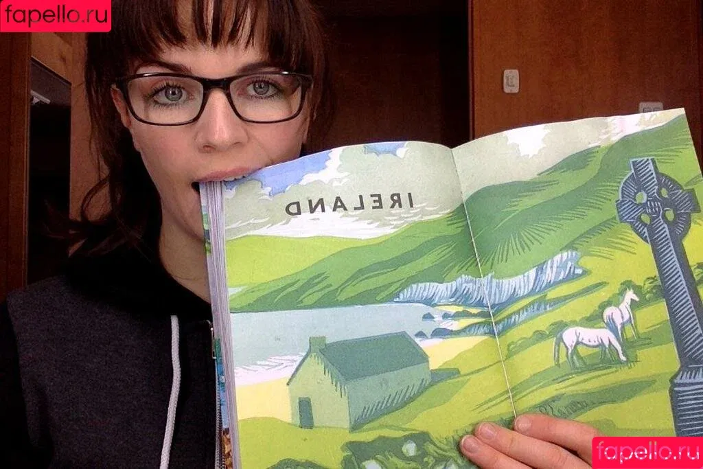 Aisling Bea / baby_aisling / weemissbea Onlyfans Photo Gallery 