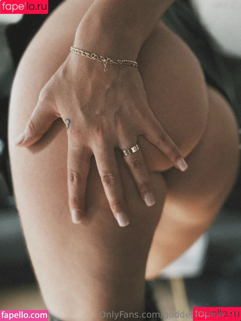 Goddess Mona / ygfoot Onlyfans Photo Gallery 