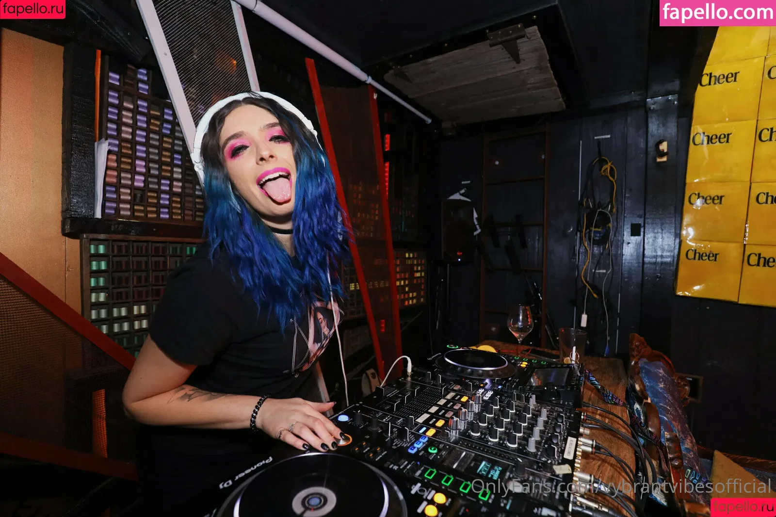 vybrantvibes / vybrantvibesofficial Onlyfans Photo Gallery 