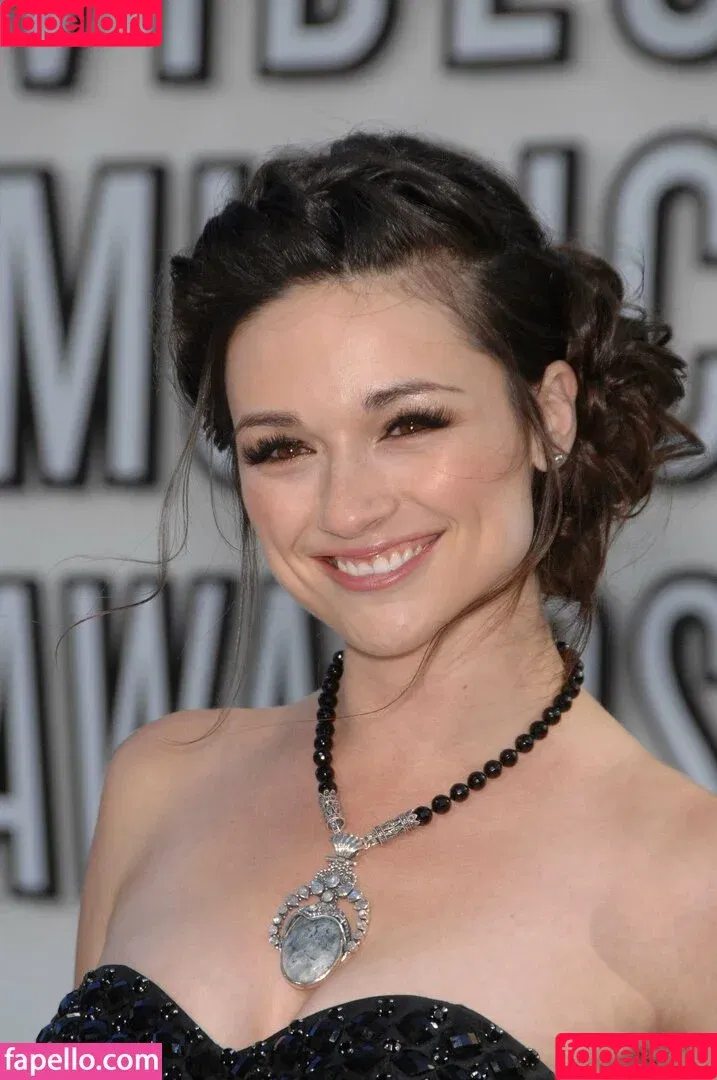 Crystal Reed / crystalmreed Onlyfans Photo Gallery 