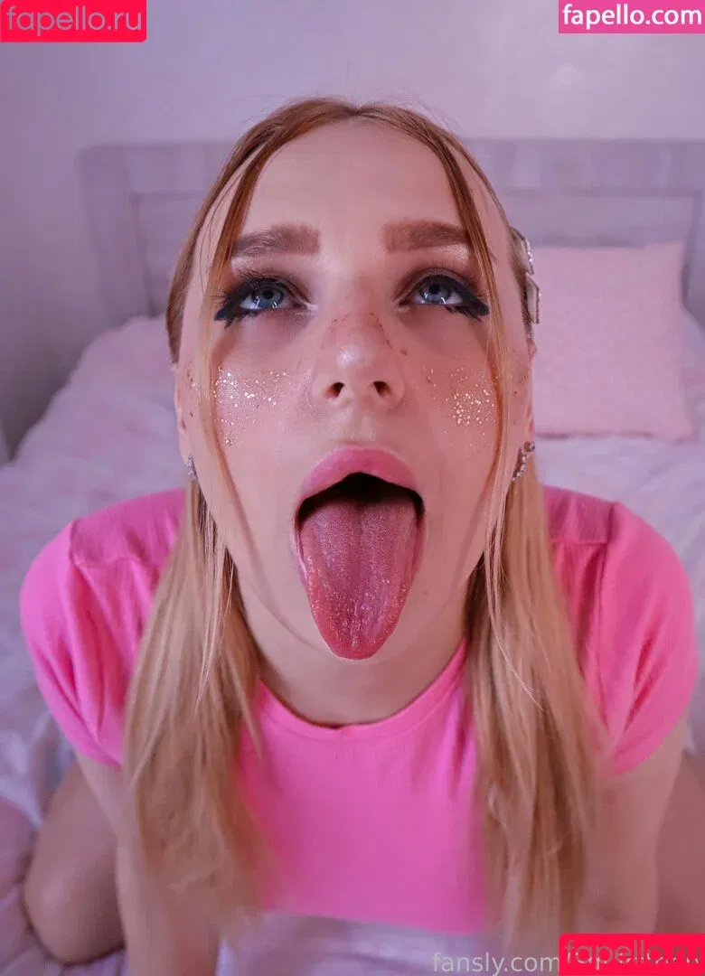 Squirtteen / annaisaverage Onlyfans Photo Gallery 