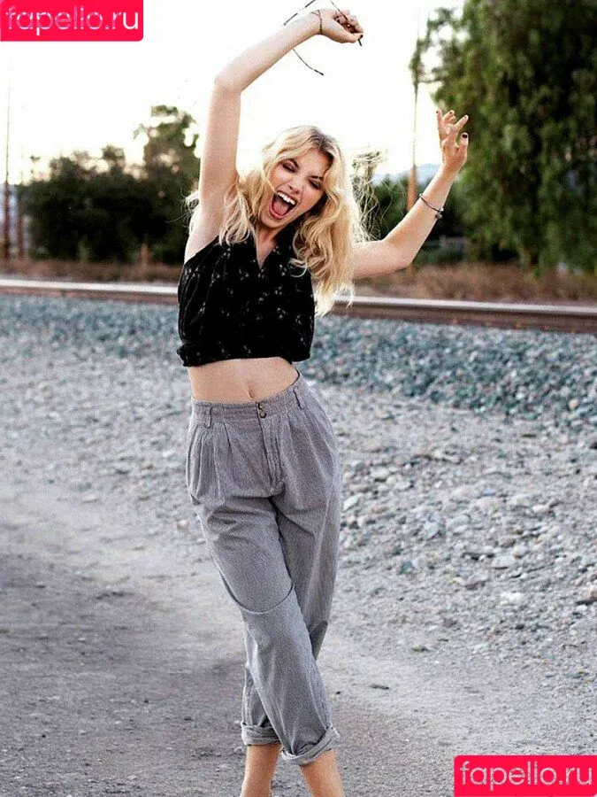 Imogen Poots / impoots Onlyfans Photo Gallery 